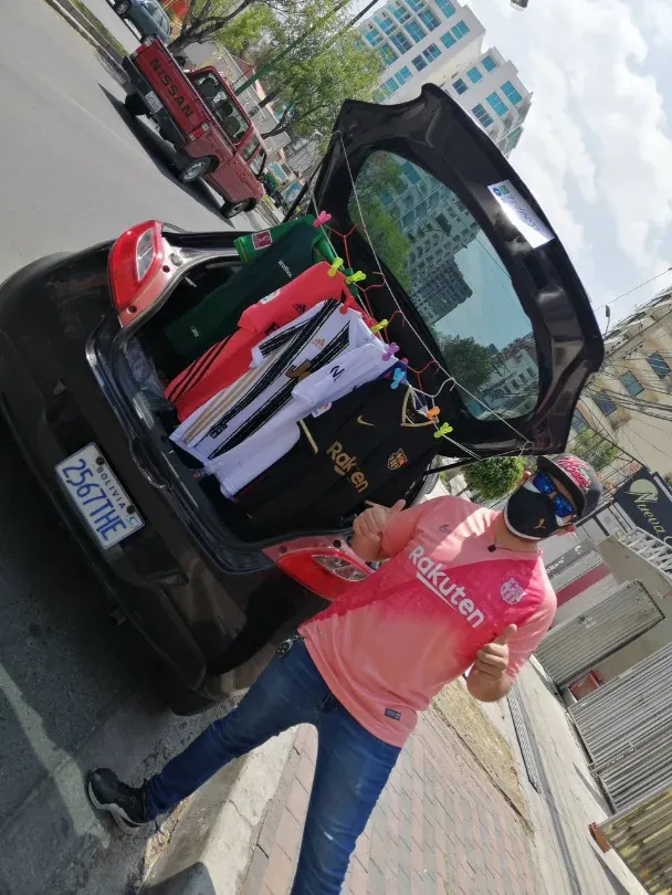 Los comienzos de Facha Futbolera: camisetas en el auto