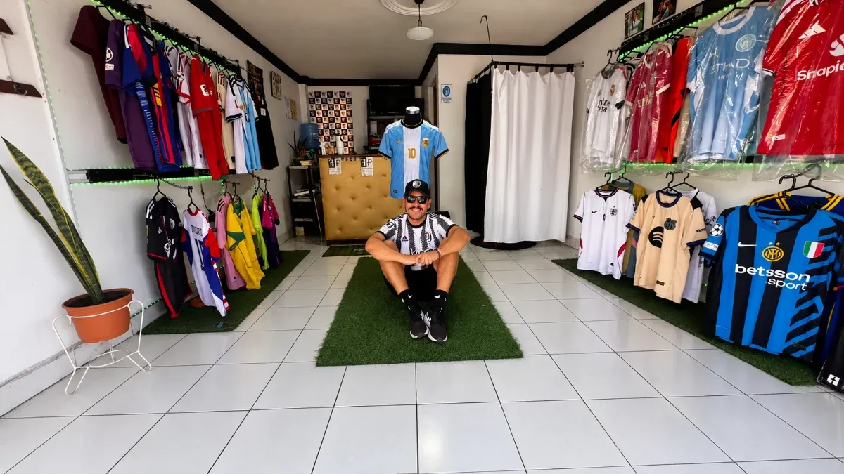 Alfonso en la tienda Facha Futbolera